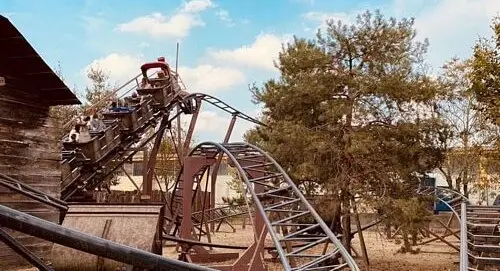 Montagne russe per famiglie al parco divertimenti Cowboyland di Voghera