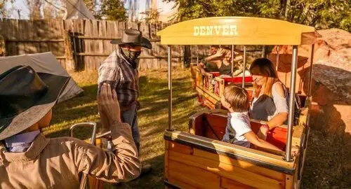 Il trenino di Cowboyland viene assaltato dai banditi