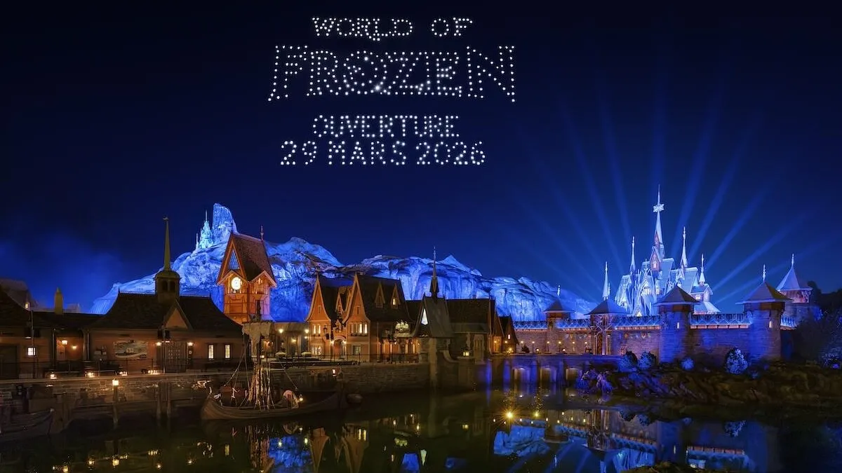 Foto panoramica notturna del Mondo di Frozen, la nuova area tematica di Disneyland Paris