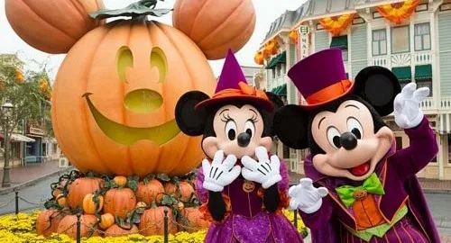 Topolino e Minnie salutano i visitatori di Disneyland Paris davanti alle zucche di Halloween