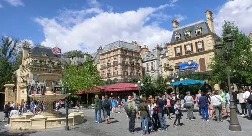 Zona che ricrea un piazza di Parigi all'interno del Parco Disney Adventure World