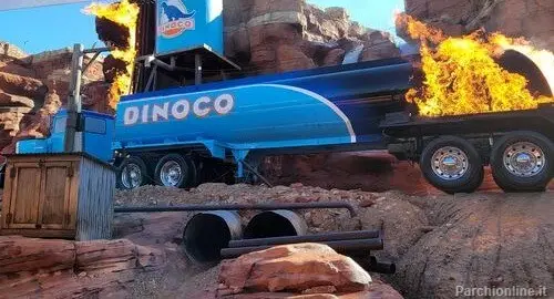 Una scena catastrofica principale dell'attrazione Cars Road Trip del Parco Disney Adventure World dove un camion prende fuoco e ci sono enormi cascate d'acqua