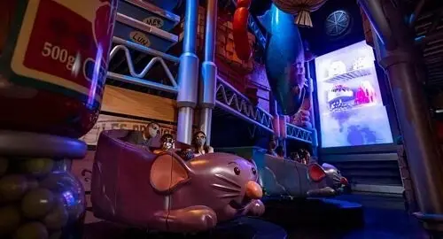 L'interno della dark ride Ratatuille del Parco Disney Adventure World