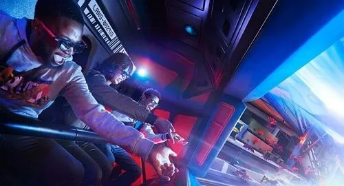 Interno della dark ride interattiva di Spiderman al Parco Disney Adventure World