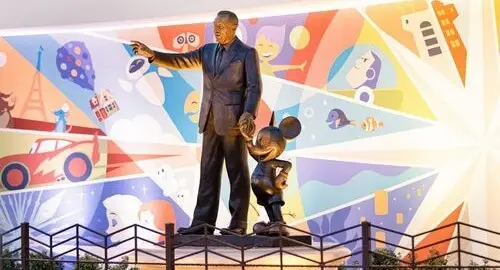 Statua di Walt Disney e Topolino istallata nella World Premiere Plaza del Parco Disney Adventure World