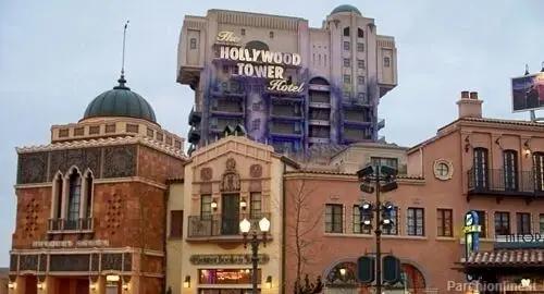 Vista dell'imponente attrazione Tower of Terror del Parco Disney Adventure World