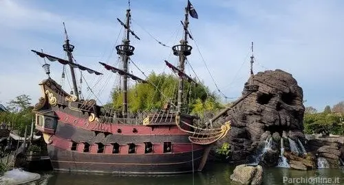 Il galeone dei pirati nell'area a tema avventura di Disneyland Paris