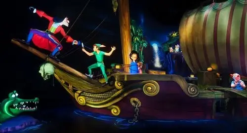 Battaglia tra Peter Pan e Capitan Uncino in una scena della dark ride di Peter Pan a Disneyland Paris