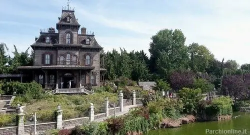 Vista della casa dei fantasmi di Disneyland Paris