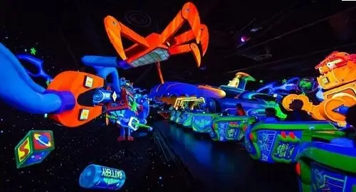 Interno della dark ride di Buzz Lightyear a Disneyland Parigi