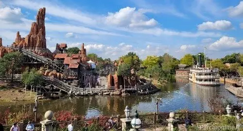 Panoramica di Big Thunder Mountain e del battello Molly Brown a Disneyland Paris