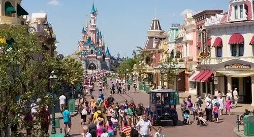 Vista della Main Street e del Castello del Parco Disneyland di Parigi