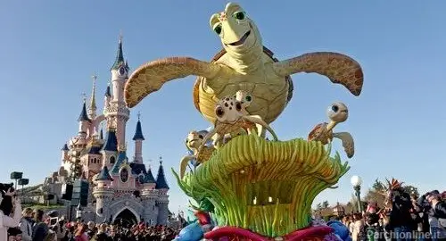 Carro con la tartaruga del film Nemo durante la Parata Disney al Disneyland Park di Parigi