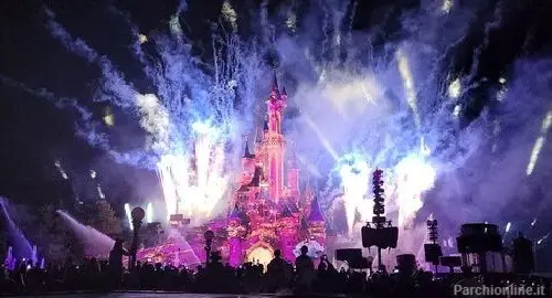 Spettacolo serale che illumina il Castello del Disneyland Park con proiezioni e fuochi d'artificio