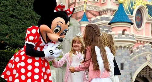 Bambine incontrano Minnie all'interno del Parco Disneyland Parigi
