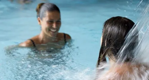 Ragazze in piscina nel parco acquatico Acquaworld a Concorezzo (Milano)