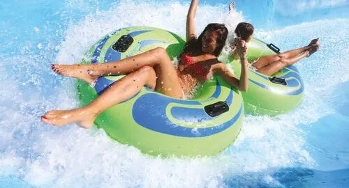 Ragazze su uno scivolo di Aquafan