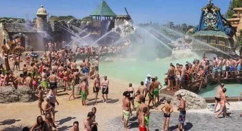 Battaglia con cannoncini spara acqua all'acquapark di Jesolo
