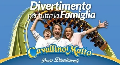 Famiglia felice al Parco divertimenti Cavallino Matto