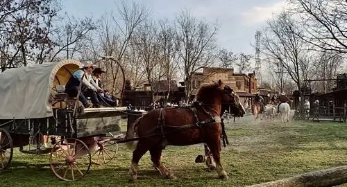 Spettacolo con le carovane dei pionieri a Cowboyland, il parco western di Voghera