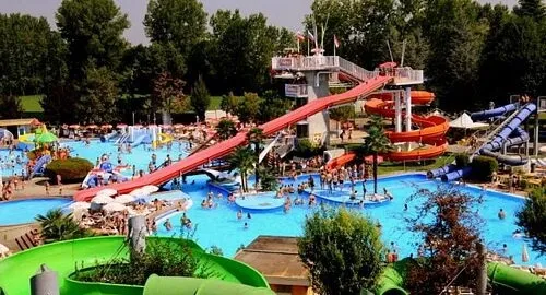 Piscine e scivoli del parco acquatico Cupole Lido a Cavallermaggiore (Cuneo)