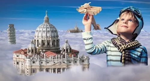 Bambino fa volare un aereoplanino di legno sulla minitalia di Rimini
