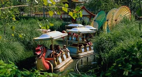 Percorso sull'acqua a bordo di canoe a forma di pagoda cinese