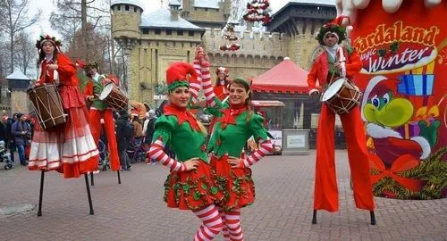 Elfi di Babbo Natale a Gardaland durante l'apertura invernale Magic Winter