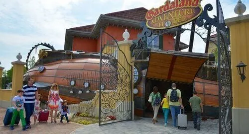 Famiglie entrano nell'albergo a tema avventura di Gardaland Resort