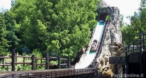 Colorado Boat, percorso su tronchi galleggianti di Gardaland Park