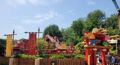 Dragon Empire, l'area a tema orientale di Gardaland con attrazioni e giostre per tutta famiglia.
