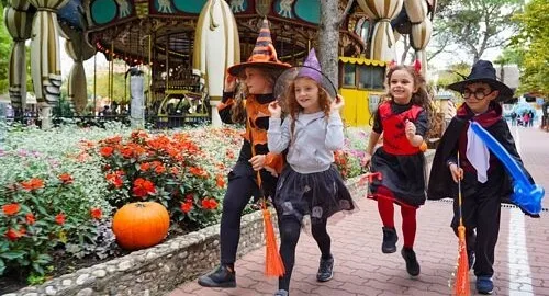 Bambine vestite da streghette durante il periodo di Halloween a Gardaland Park