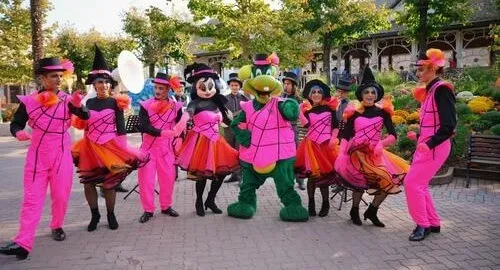 Prezzemolo posa per una foto insieme alle streghe di Gardaland durante il periodo di Magic Halloween