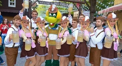 Persone con boccali di birra e costumi bavaresi all'Oktoberfest di Gardaland