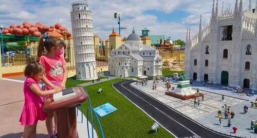Bambini e adulti ammirano le miniature LEGO al parco LEGOLAND in Italia