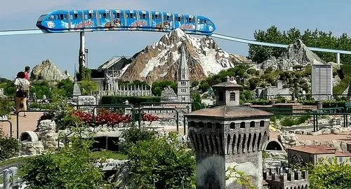 La monorotaia e i monumenti in miniatura che si possono vedere al Parco della Minitalia di Rimini
