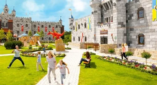 Bambini felici nel cortile dell'albergo tematizzato di Legoland Deutschland Resort
