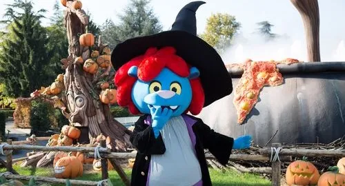 La mascotte di Leolandia con il costume di Halloween