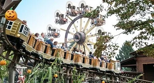 Attrazione del trenino della miniera al Parco divertimento Leolandia vicino Bergamo