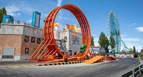 Arena dello stunt show di Mirabilandia con acrobazie di auto, moto e camion