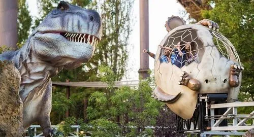 Area tematica Dinoland di Mirabilandia con Dinosauri e giostre per famiglie con bambini