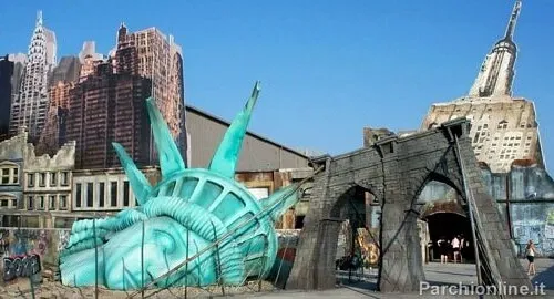 Ingresso della dark ride Reset di Mirabilandia con scenografie che rappresentano una New York devastata