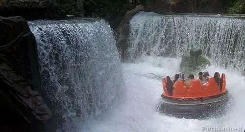 Un gommone dell'attrazione acquatica Rio Bravo di Mirabilandia tra le cascate