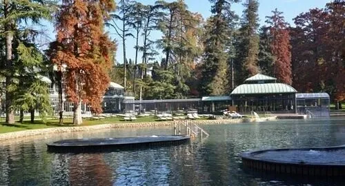 Lago con acqua termale nel parco di Villa dei Cedri a Colà di Lazise