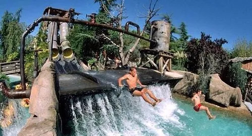 Scivolo con salto al parco acquatico di CanevaWorld