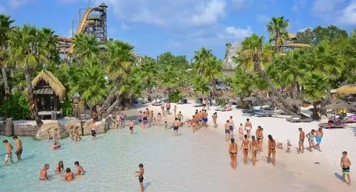 Laguna con palme al parco acquatico tematizzato a Lido di Jesolo