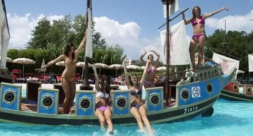 Ragazze si divertono nelle piscine dell'acquapark di Ceriale