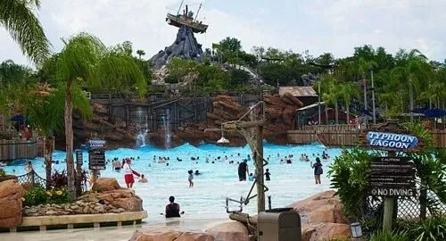 Piscine del parco acquatico Disney's Typhoon Lagoon di DisneyWorld a Orlando in Florida