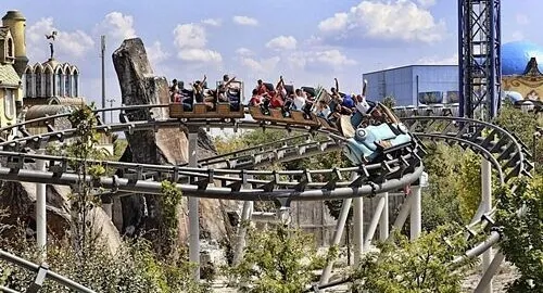 Montagne russe per famiglie a Magicland, il parco divertimenti di Roma Valmontone