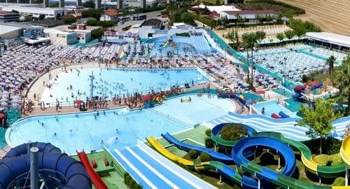 Vista panoramica di scivoli e piscine del parco acquatico a Tortoreto